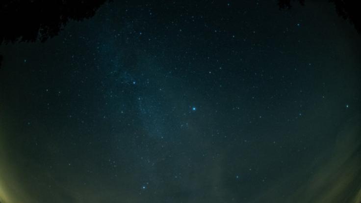 Im Februar sind nur wenige Sternschnuppen am Himmel sichtbar.