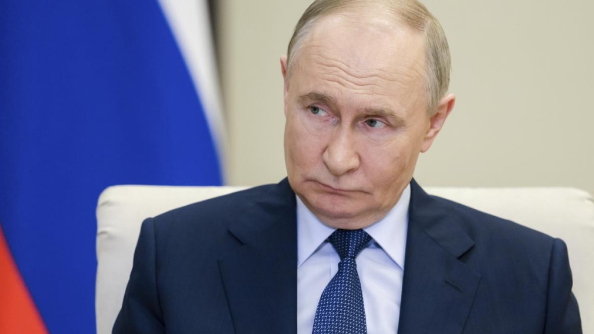 Bittere Blamage f&uuml;r Wladimir Putin: Einer seiner 100 Millionen US-Dollar teuren Kampfjets ist in einen flammenden Haufen Schrott verwandelt worden. (Foto)