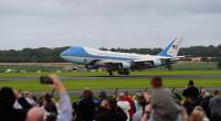 Trump-Anhänger beobachten, wie ein Flugzeug mit US-Präsident Donald Trump an Bord auf dem Flughafen Prestwick eintrifft, bevor er zum Beginn seiner fünftägigen Privatreise zu seinem Golfplatz Turnberry in South Ayrshire weiterfährt.