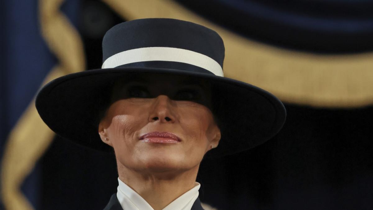 Melania Trump zeigte sich bei der Amtseinf&uuml;hrung ihres Mannes mit breitem Hut. (Foto)
