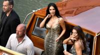Vor der Hochzeit von Amazon-Gründer Jeff Bezos zeigte sich Kim Kardashian (Mitte) noch im angesagten Animal-Look.