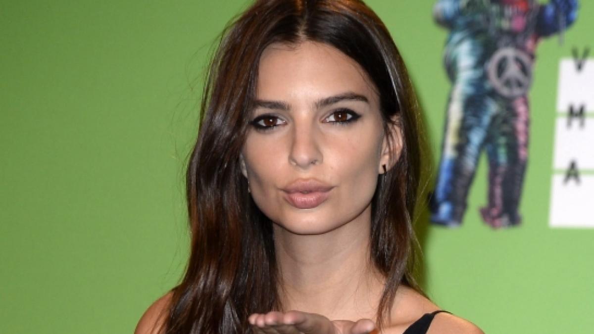 Emily Ratajkowski begeistert an Halloween als Jennifer-Lopez-Double. (Foto)
