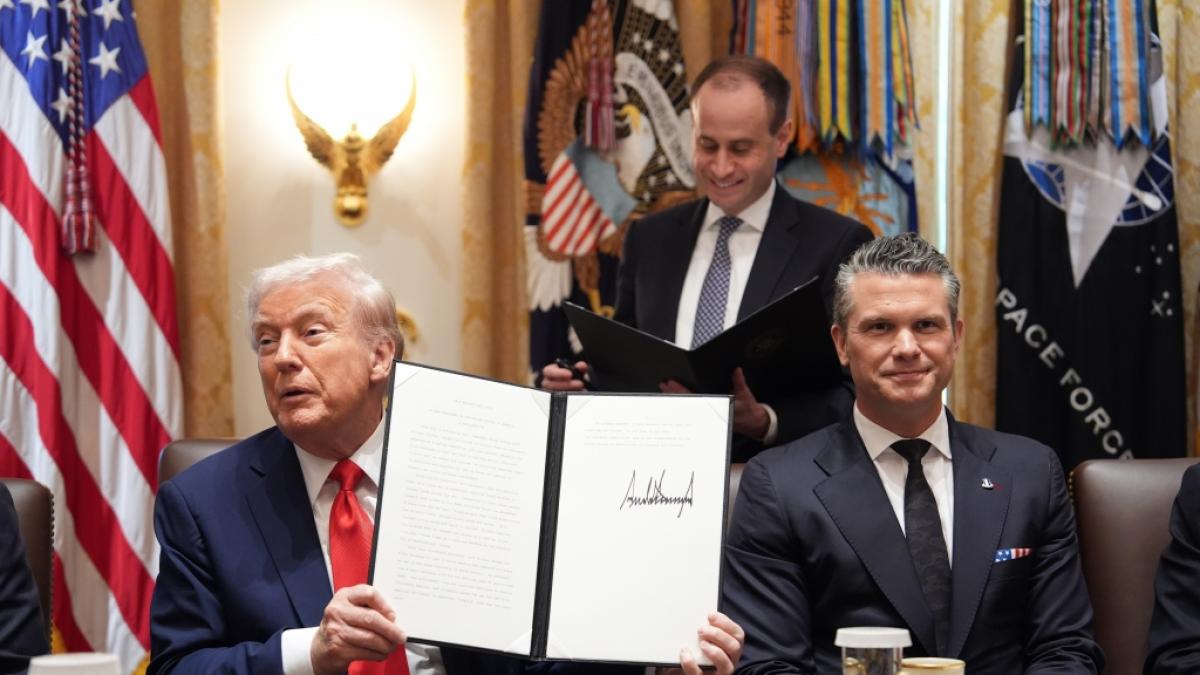 Verteidigungsminister Pete Hegseth schmeichelt Donald Trump w&auml;hrend einer Kabinettsitzung. (Foto)