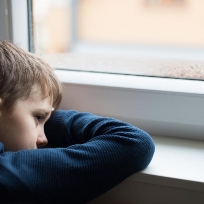 Halluzinationen! Junge stürzt sich im Wahn aus dem Fenster 