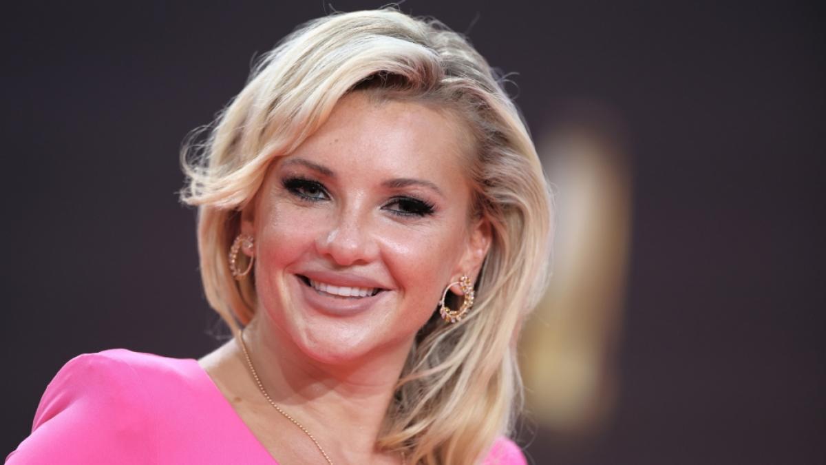 Evelyn Burdecki heizt mit einer Kurvenshow im Netz ein. (Foto)