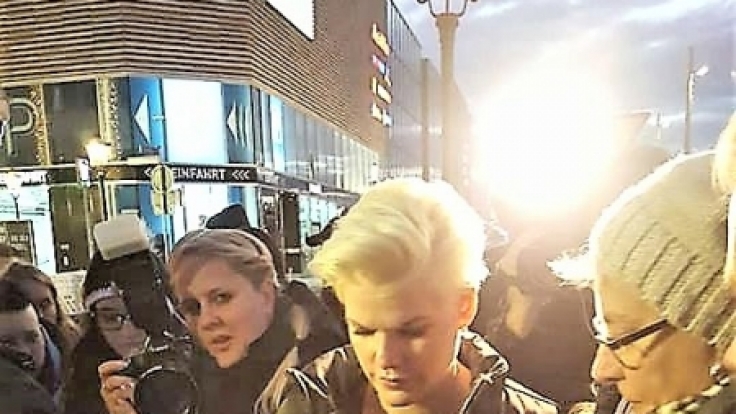 Für ein paar Autogramme und Zeit mit ihren Fans hatte Melanie Müller jede Menge Zeit.