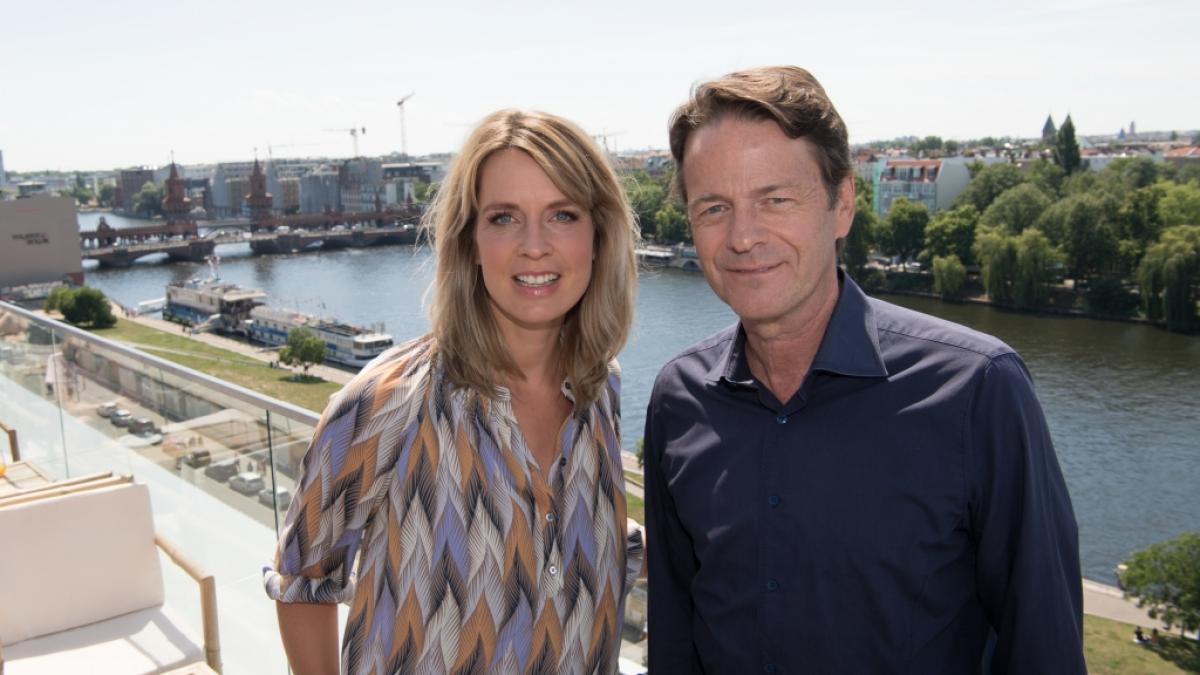 Die Moderatoren Jessy Wellmer (ARD) und Rudi Cerne (ZDF) stehen bei einer Pressekonferenz zur Sportveranstaltung "Die Finals &ndash; Berlin 2019" auf einer Terrasse an der Spree. (Foto)