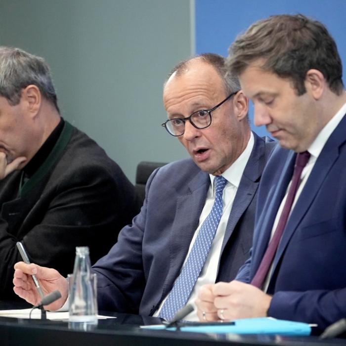 Hessens Regierungschef fordert Stopp neuer Beamter