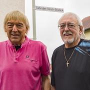 Die Amigos Bernd Ulrich (l) und Bruder Karl-Heinz Ulrich (r) stehen nahe ihres Elternhauses im Hungener Stadtteil Villingen auf der Gebrüder-Ulrich-Straße, die nach ihnen benannt wurde.