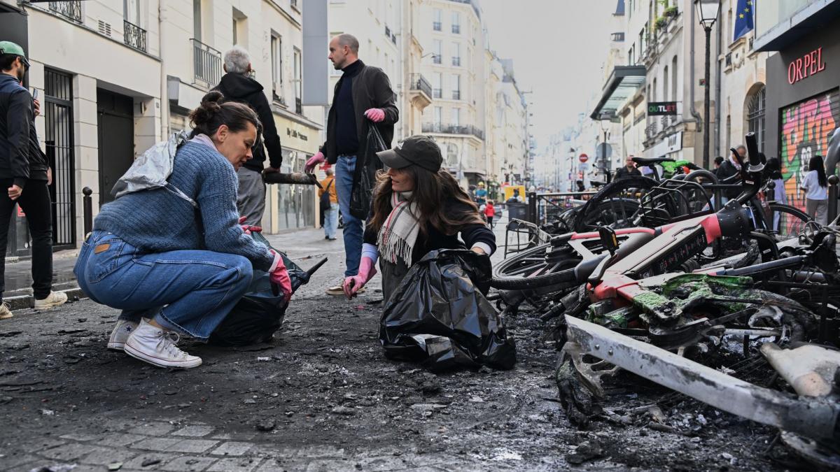 Am Sonntag machten sich Bewohner vielerorts fassungslos ein Bild vom Ausma&szlig; der Sch&auml;den. In der Hauptstadt waren ganze Stra&szlig;enz&uuml;ge mit Tr&uuml;mmern, zerst&ouml;rten Fahrr&auml;dern und Waren aus gepl&uuml;nderten Gesch&auml;ften &uuml;bers&auml;t. (Foto)