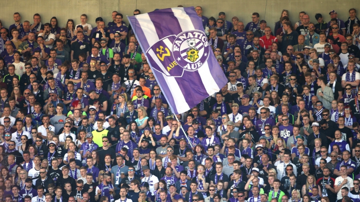 In den Farben der Mannschaft unterst&uuml;tzen die Fans ihren Verein Erzgebirge Aue. (Symbolbild) (Foto)