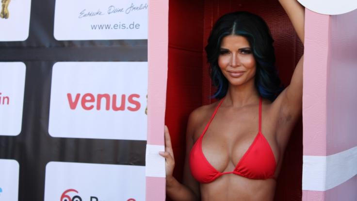 Micaela, hier auf der Venus 2018, verzückt ihre Fans mit einem heißen Spiegel-Selfie.