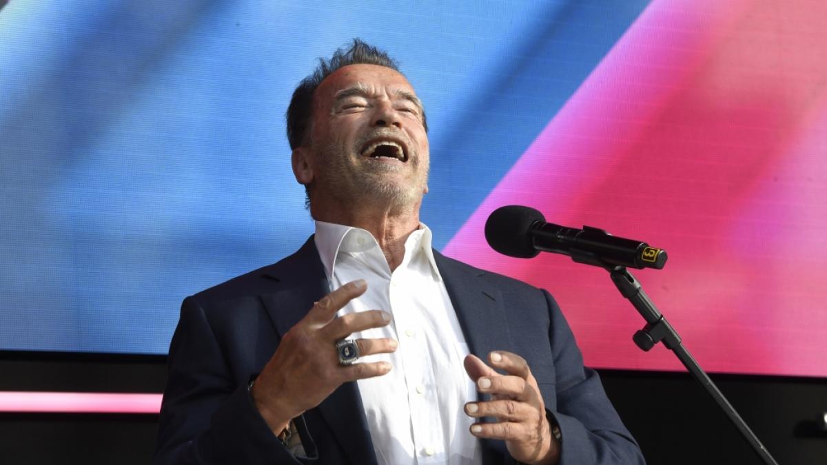 Arnold Schwarzenegger soll sich am Set von "End of Days" daneben benommen haben. (Foto)
