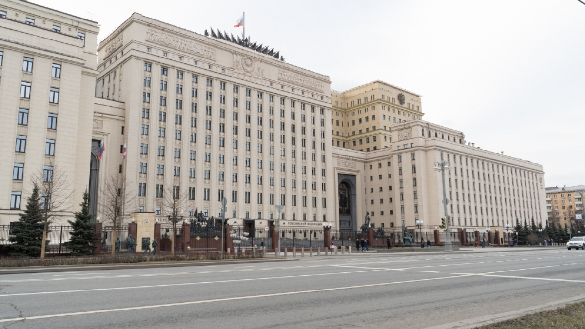 Auf dem Dach des russischen Verteidigungsministeriums wurde ein Luftabwehrsystem angebracht. (Foto)