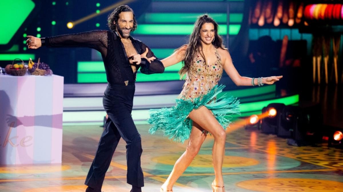 F&uuml;r Sally &Ouml;zcan und Massimo Sinato steht bei "Let's Dance" 2023 in Show 2 eine feurige Rumba auf der Tanzkarte. (Foto)