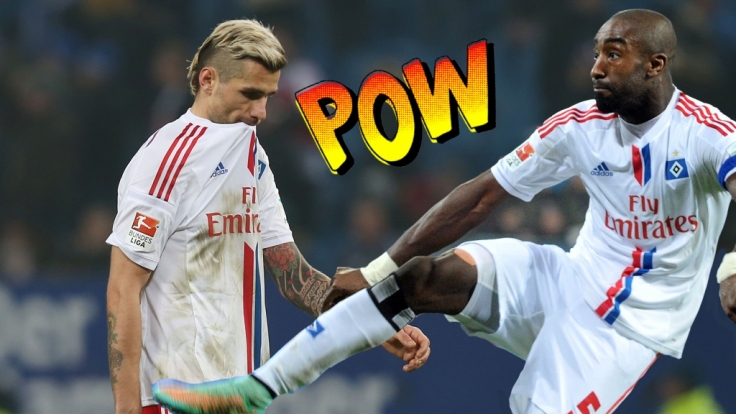 Die Schweizer Nationalspieler Valon Behrami und Johan Djourou lieferten sich in der Halbzeitpause im Spiel gegen Wolfsburg eine handfeste Auseinandersetzung.