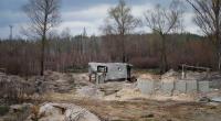 Verlassene russische Schützengräben und Feuerstellungen liegen im radioaktiven Roten Wald, der in der Nähe des Kernkraftwerks Tschernobyl mit radioaktiven Überresten belastet ist.