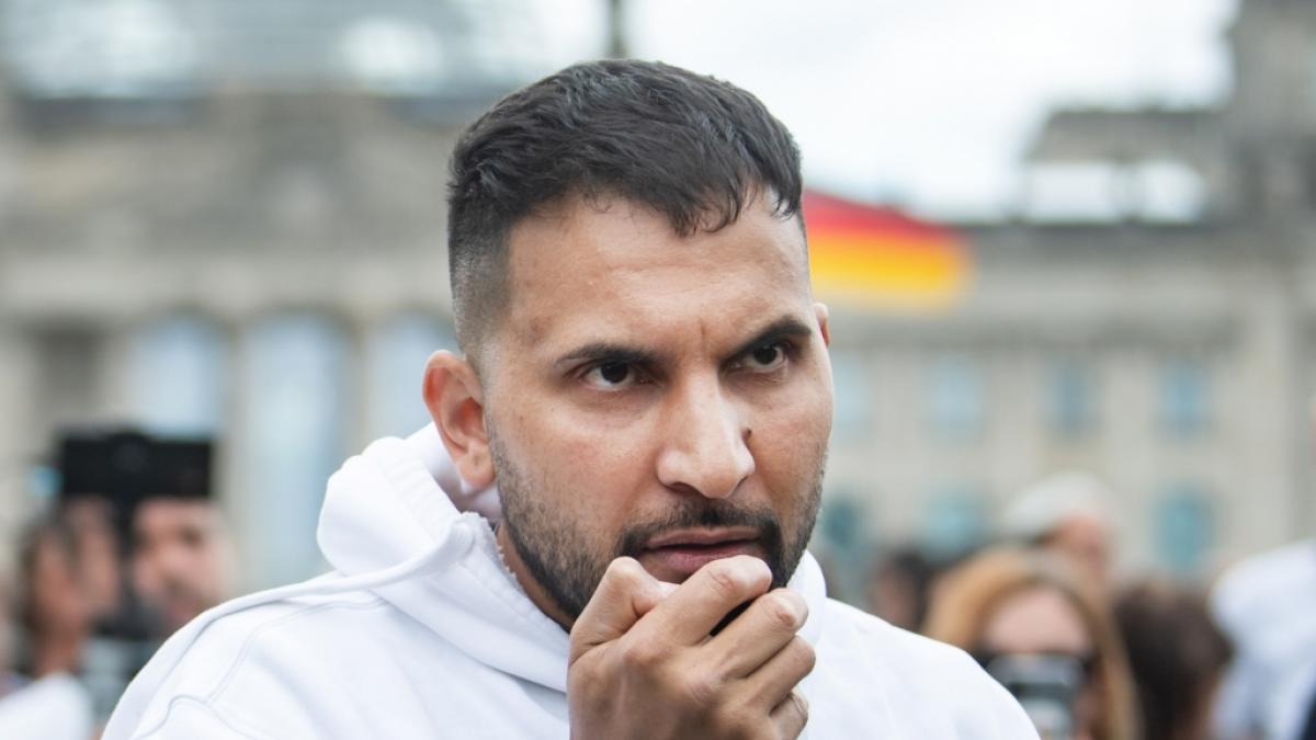 Attila Hildmann ist in der T&uuml;rkei untergetaucht. Obwohl er per internationalem Haftbefehl gesucht wird, passierte scheinbar nichts. Nun wurde er von einem Reporter-Team aufgesp&uuml;rt. (Foto)