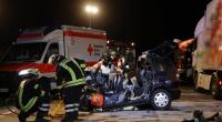 Bilder zeigen das völlig zerstörte Fahrzeug. Keiner der Insassen überlebte den Unfall.