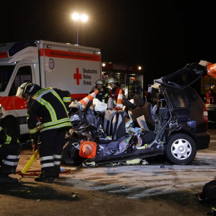 Auto kracht in Lkw! Familie mit zwei kleinen Kindern tot