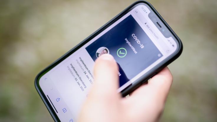 Ein digitales Impf-Zertifikat soll künftig 18 Euro kosten.