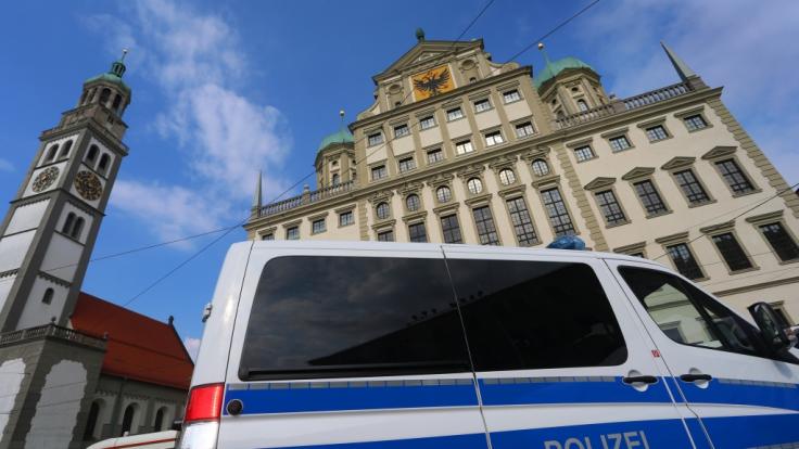 Mehrere Rathäuser in Deutschland - darunter das hier abgebildete Rathaus in Augsburg - sind am Dienstag nach Drohungen evakuiert worden.