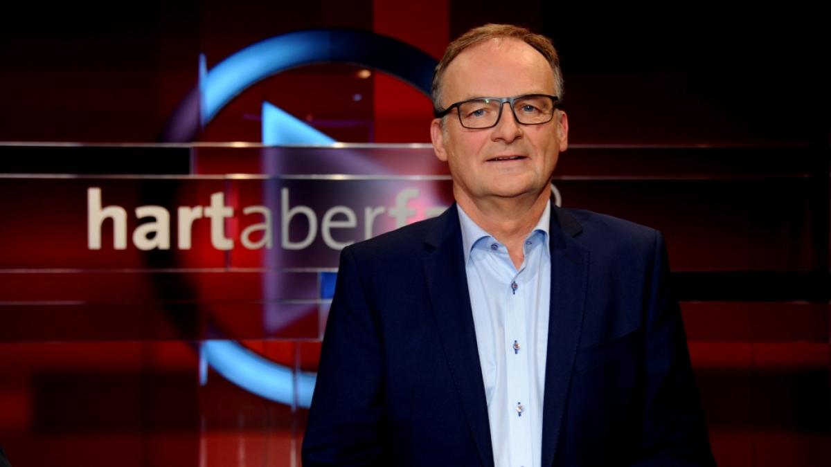 Frank Plasberg diskutiert mit seinen "hart aber fair"-G&auml;sten am 31.01.2022 zu den bevorstehenden Olympischen Winterspielen in China. (Foto)