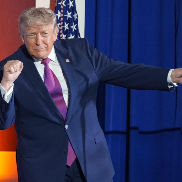 Er springt im Bikini aus Torte – Trump mit Karikatur bloßgestellt