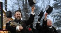 Groundhog Club Handler A.J. Dereume hält Punxsutawney Phil, das Wetter prognostizierende Murmeltier, bei der 135. Feier des Groundhog Day auf Gobbler's Knob in Punxsutawney.