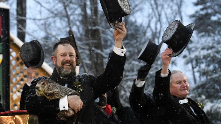 Groundhog Club Handler A.J. Dereume hält Punxsutawney Phil, das Wetter prognostizierende Murmeltier, bei der 135. Feier des Groundhog Day auf Gobbler's Knob in Punxsutawney.