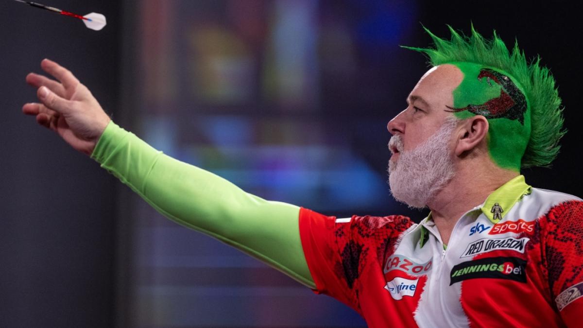 Zum Auftakt der Darts-WM 2023 warf der amtierende Weltmeister Peter "Snakebite" Wright seine Pfeile Alexandra Palace in London stilecht im weihnachtlichen Grinch-Kost&uuml;m. (Foto)