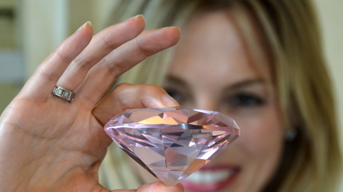 Dr. Elisabeth N&uuml;dling ist Schmuckh&auml;ndlerin, Gutachterin und Expertin f&uuml;r Diamanten und seit 2017 im Team von "Bares f&uuml;r Rares". (Foto)