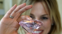 Dr. Elisabeth Nüdling ist Schmuckhändlerin, Gutachterin und Expertin für Diamanten und seit 2017 im Team von 