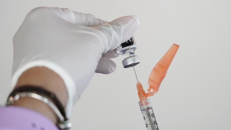 Weil er sich nicht gegen das Coronavirus impfen lassen will, hat ein Richter dem Vater nun das Besuchsrecht für seine Tochter entzogen.