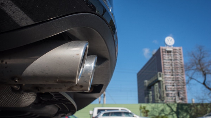 Der Auspuff eines VW Passat ist vor dem Volkswagen Werk in Wolfsburg zu sehen. Der Passat der siebten Generation ist von dem Abgas-Skandal betroffen.
