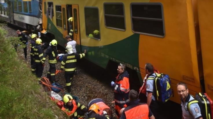 Rettungskräfte bergen die Opfer aus den Zügen.