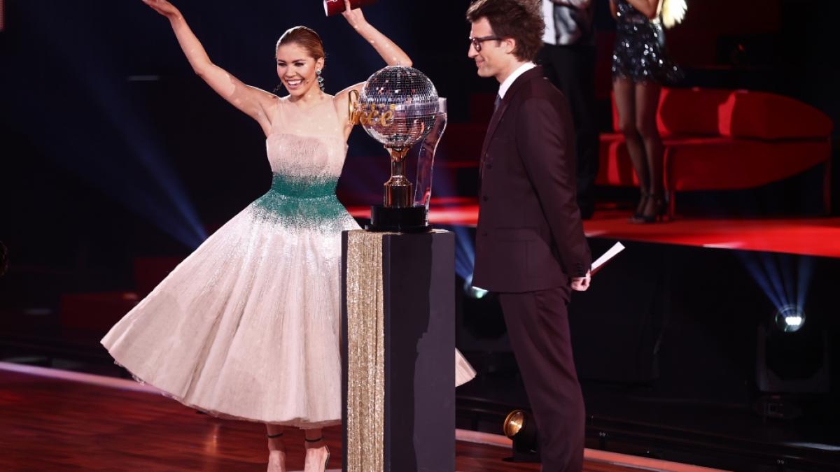 Das Moderatorenduo Victoria Swarovski und Daniel Hartwich freut sich schon auf die T&auml;nze der 4. Live-Show von "Let's Dance" 2021. (Foto)