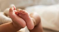 Eine Mutter aus Afghanistan musste ihr Baby verkaufen, weil sie kein Geld hatte, um ihm Essen zu kaufen.