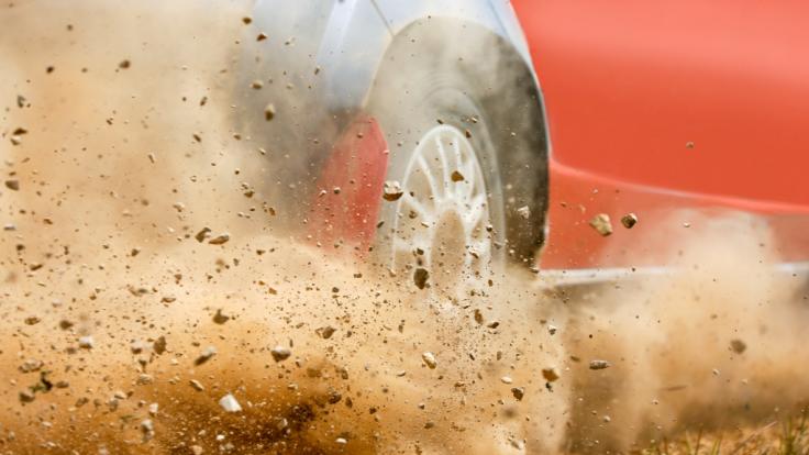 Bei einer Rallye in Portugal ist eine 21-Jährige bei einem Horror-Crash gestorben.