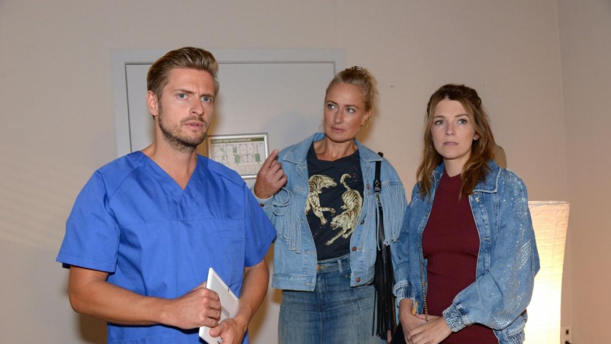 Philip (J&ouml;rn Schl&ouml;nvoigt) hat f&uuml;r Maren (Eva Mona Rodekirchen, M.) und Lilly (Iris Mareike Steen) keine guten Nachrichten, was die Diagnose f&uuml;r Jonas' Verletzung angeht. (Foto)