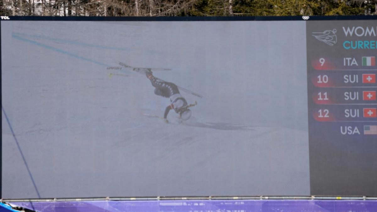 Der Sturz der US-Amerikanerin Lindsey Vonn ist auf einem Gro&szlig;bildschirm im Zielbereich zu sehen. (Foto)
