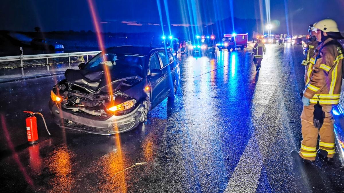 Als er nach einem Aquaplaning-Unfall ein Warndreieck aufstellen wollte, wurde ein 58-J&auml;hriger auf der A6 Richtung N&uuml;rnberg von einem Auto erfasst - der Mercedes-Fahrer &uuml;berlebte die Kollision nicht. (Foto)