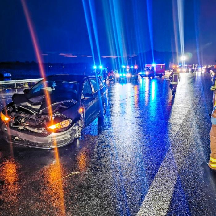 Mercedes-Fahrer (58) nach Aquaplaning-Crash totgerast
