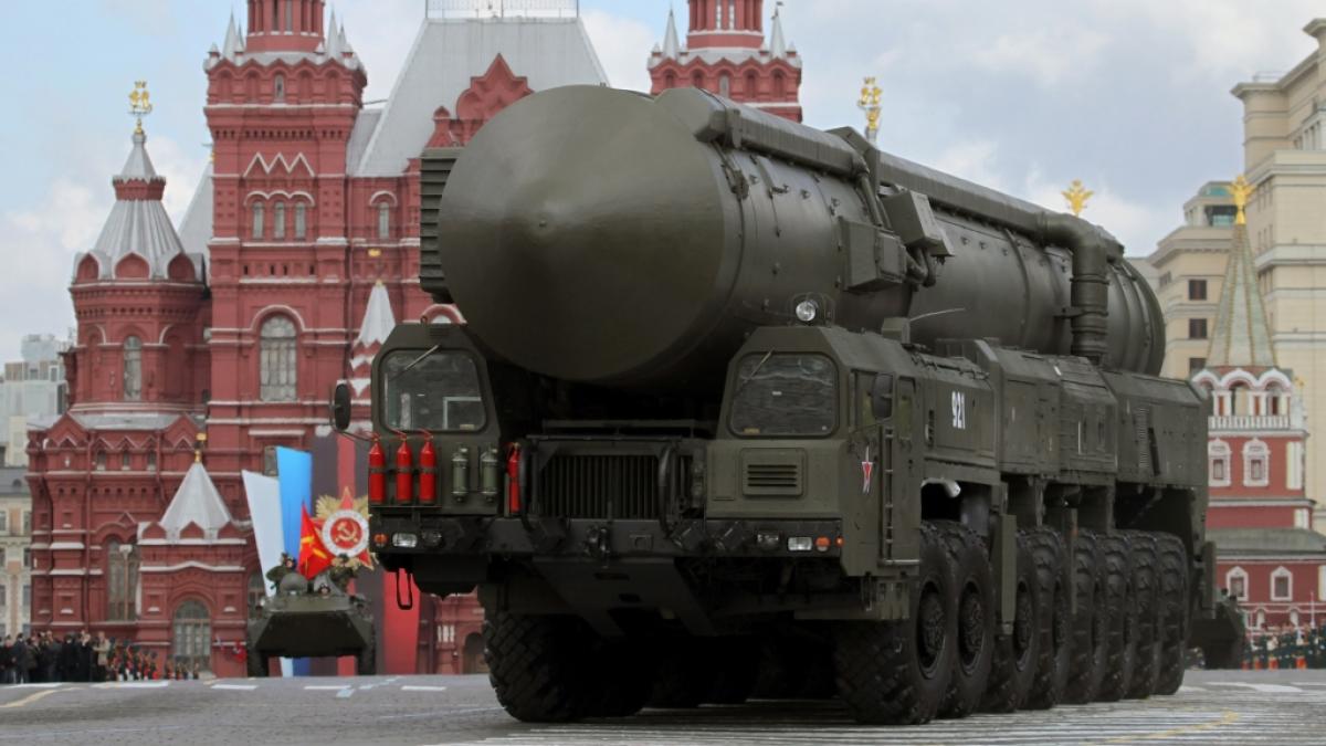 Eine moderne strategische russische Atomrakete vom Typ Topol-M (Nato-Code: SS-27 Sickle B) bei der Milit&auml;rparade zum Tag des Sieges im Jahr 2011. (Foto)