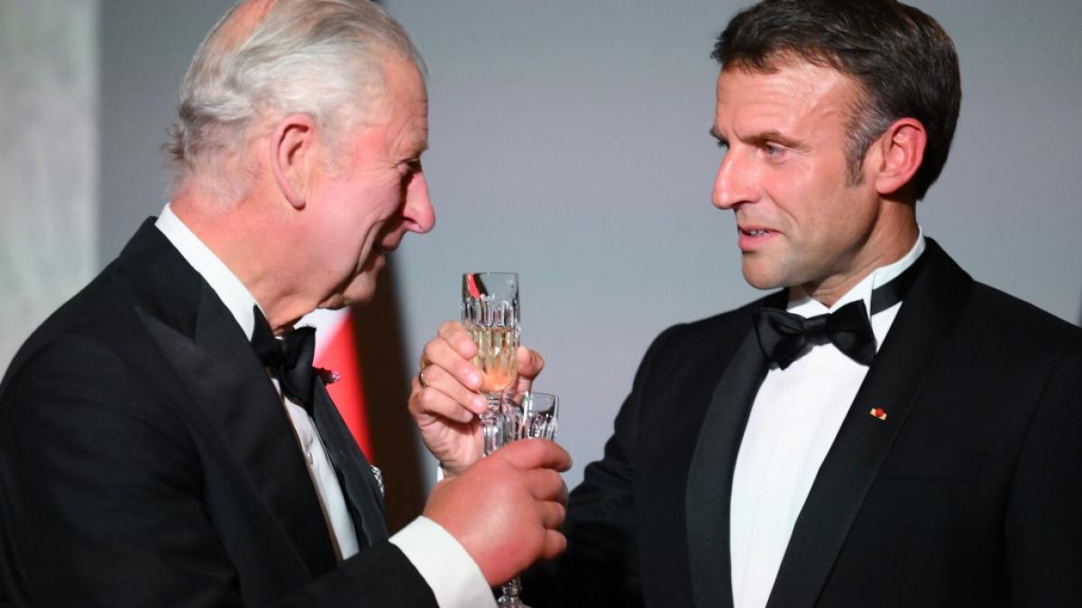 Beim Staatsbesuch in Frankreich lie&szlig; sich K&ouml;nig Charles III. Champagner schmecken - die heftig geschwollenen H&auml;nde des Monarchen sorgten jedoch f&uuml;r Getuschel. (Foto)