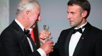 Beim Staatsbesuch in Frankreich ließ sich König Charles III. Champagner schmecken - die heftig geschwollenen Hände des Monarchen sorgten jedoch für Getuschel.