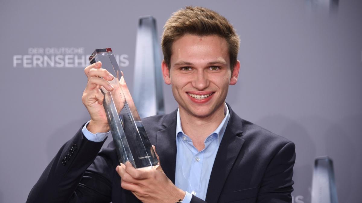 Der Komiker Fabian K&ouml;ster nimmt als Preistr&auml;ger in der Kategorie "Bester Nachwuchs" bei der Verleihung des 19. Deutschen Fernsehpreises im K&ouml;lner Palladium 2018 den Preis entgegen. (Foto)