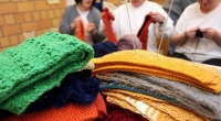 Wir haben gestrickt und gehäkelt und die Reste liegen nun in der Gegend rum. Großmütter wissen: Daraus lässt sich noch eine Decke stricken - oder wahlweise häkeln. 