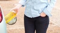 Nicht jeder Tipp, um beim Tanken Geld zu sparen, lohnt sich wirklich. Einige sind sogar strafbar.