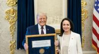 Donald Trump: Machado überreicht dem US-Präsidenten ihre Friedensmedaille.